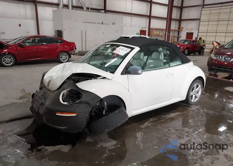 2007 Volkswagen New Beetle Triple White z USA, uszkodzony, nr VIN 3VWFF31YX7M410257